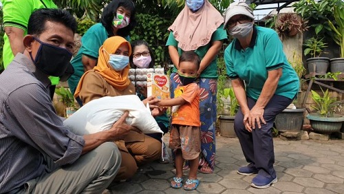 bumil11-Pak RT dan bu Wina memberikan bantuan ke perwakilan balita dan bumil di posyandu kenanga--